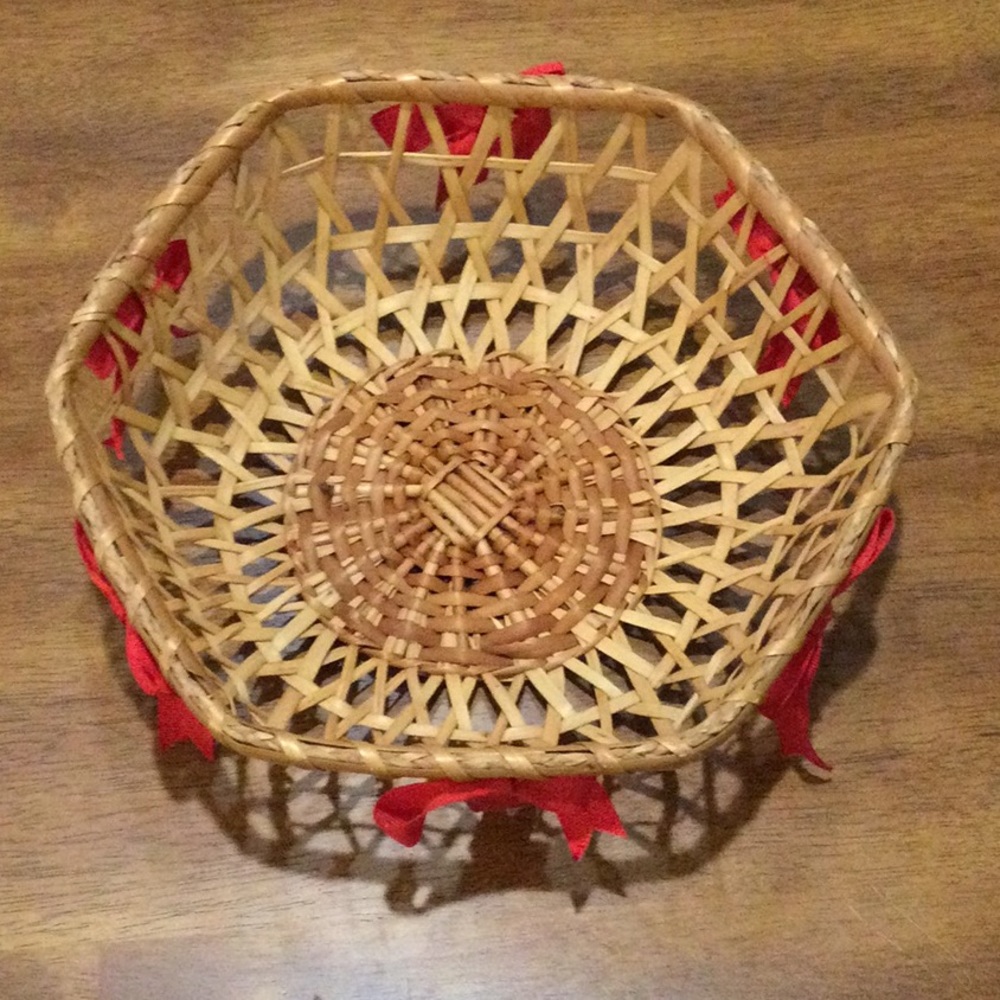 Unbranded Open Weave Bread Basket with Red Bows